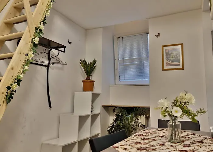 Гостьовий будинок Small Cozy Loft With Small Private Kitchenette And Shower *