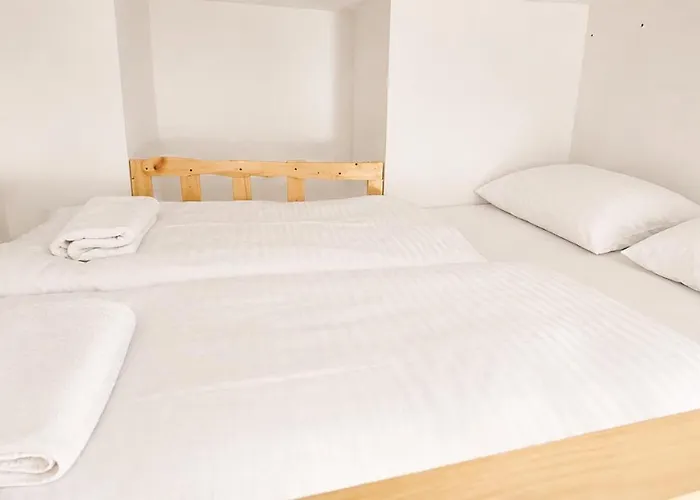 Гостьовий будинок Small Cozy Loft With Small Private Kitchenette And Shower