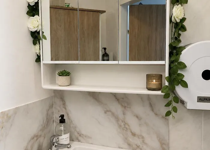 Small Cozy Loft With Small Private Kitchenette And Shower Гостьовий будинок